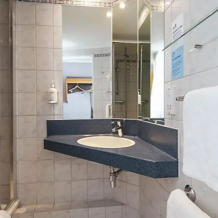 Express Centre By Ihg Hotel 3*