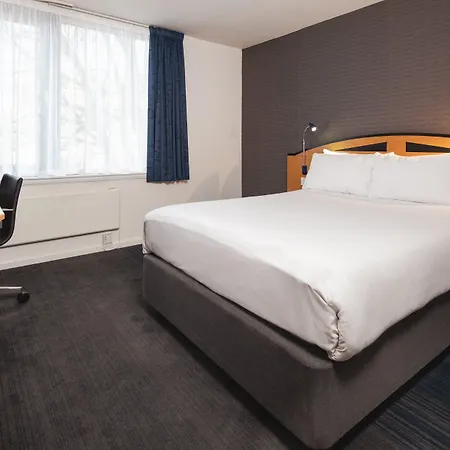 Express Centre By Ihg Готель 3*