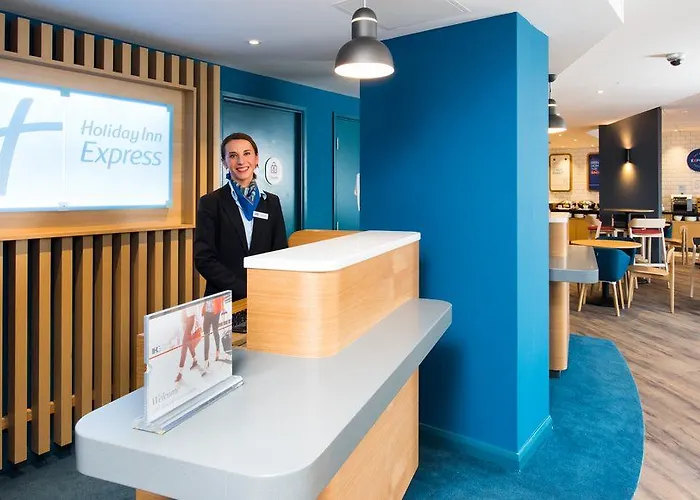 מלון Express Centre By Ihg